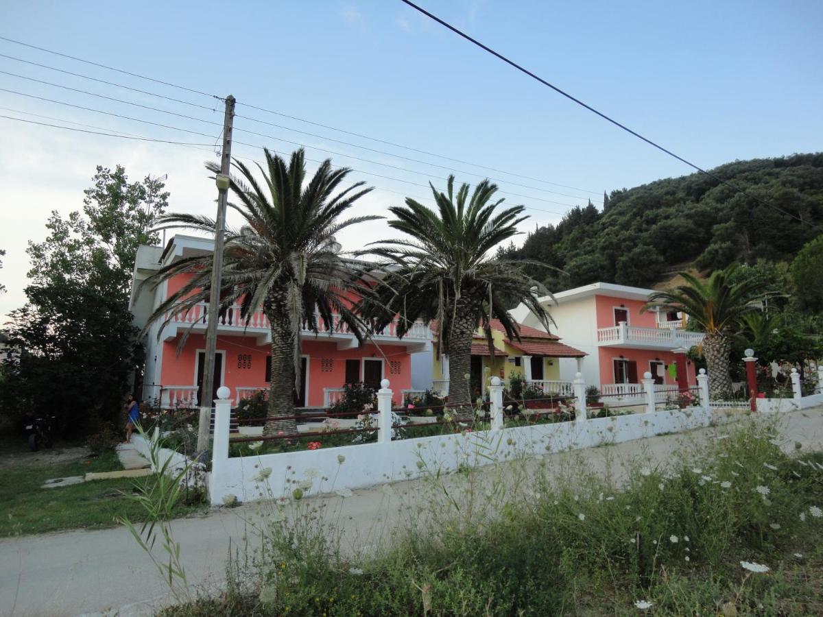 Virginia Apartments Vitaládes Esterno foto